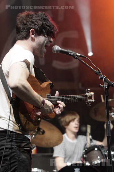 FOALS - 2008-06-28 - EVREUX - Hippodrome Evreux Normandie - Yannis Philippakis - Jack Bevan